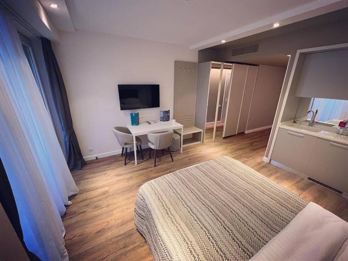 Gq Apartments On First Line Batoemi Buitenkant foto